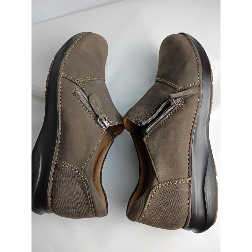 Clarks Appley Zip Nubuck Leather Loafer Womens Size 7M Brown Comfort Walking - Picture 10 of 11